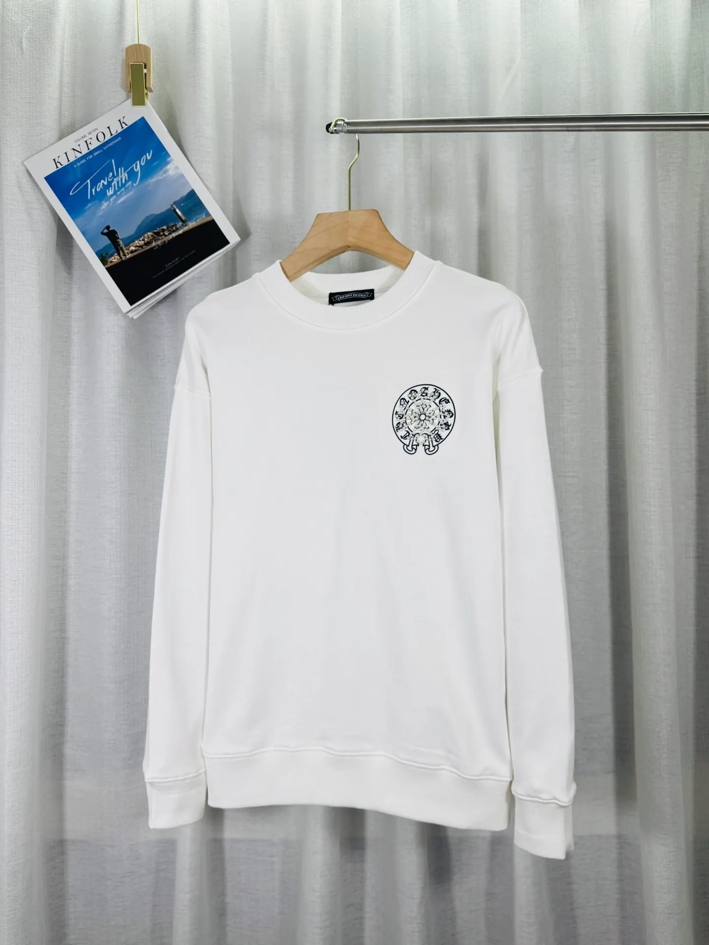 P250 top version, real shot without P, ​​different from market currency) 𝗖𝗵𝗿𝗼𝗺𝗲 𝗛𝗲𝗮𝗿𝘁𝘀/Cro Heart 2025 Reflective Embroidered Beads Compass Embroidered Autumn and Winter New Original Counter American Laser Burnt 3D Pearl Embroidered Couple Casual Sweater 👑The highest version! Customized fabric 420g tripe terry fabric! American acid-washed and distressed original fabric laser burnt ✟appliqué embroidery and exquisite embroidery of letters! The best-selling model in the counter, very comfortable to wear. Accessories: original molded and authenticated collar label➕100% silk wash label. Genuine purchase-grade original hangtag➕matching hanging rope➕3D hanging beads➕original packaging bag. Craftsmanship: The original version has consistent wiring! The highest version of the armhole matching technique! Color: Black White Size: S M L XL Style No.: 9315